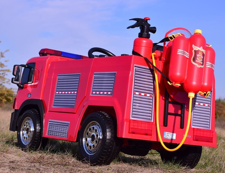 STRAŻ POŻARNA  SIKAJĄCA WODĄ, WSPOMAGANIE KIEROWNICY, MIĘKKIE  ŚWIECĄCE KOŁA, FUNKCJA BUJANIA/SX1818