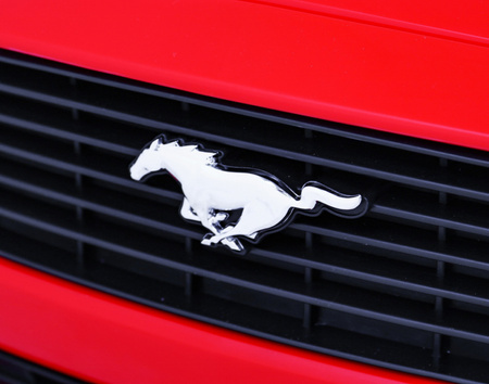 Autko Ford Mustang GT na akumulator dla dzieci Czerwony