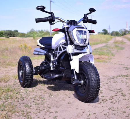 NAJNOWSZY  WIELKI MOTOR , POMPOWANE KOŁA, PANEL, DŹWIĘKI, SKÓRA, STRONG2/1600