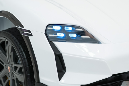 Pojazd Porsche Taycan Turbo S Biały