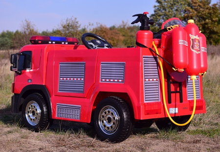 STRAŻ POŻARNA  SIKAJĄCA WODĄ, WSPOMAGANIE KIEROWNICY, MIĘKKIE  ŚWIECĄCE KOŁA, FUNKCJA BUJANIA/SX1818