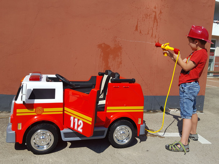 STRAŻ POŻARNA  SIKAJĄCA WODĄ, WSPOMAGANIE KIEROWNICY, MIĘKKIE  ŚWIECĄCE KOŁA, FUNKCJA BUJANIA/SX1818