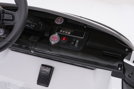 Pojazd Porsche Taycan Turbo S Biały