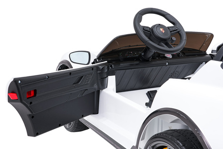 Pojazd Porsche Taycan Turbo S Biały